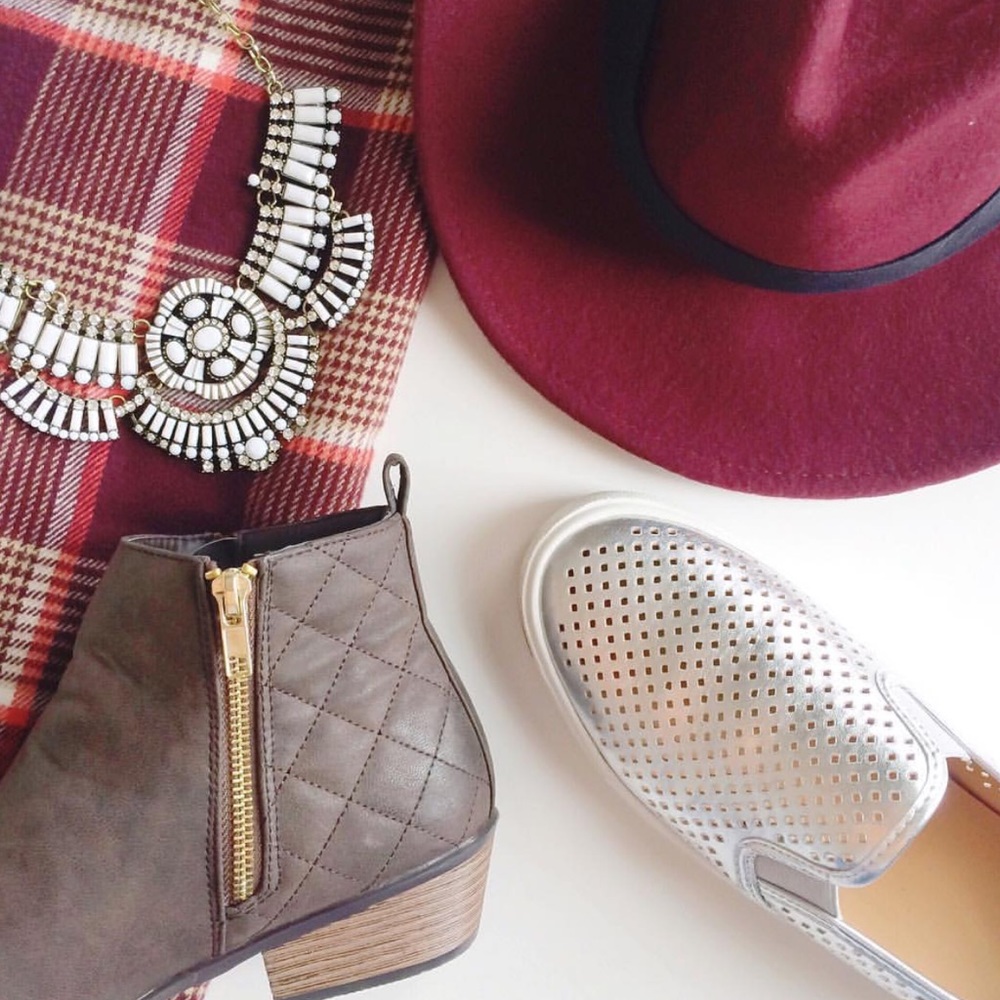 Beautiful White Statement Necklace - image 5